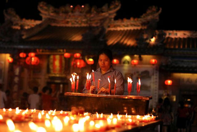 Tại Thái Lan, người dân lên chùa cầu bình an, sức khoe trong đêm giao thừa.