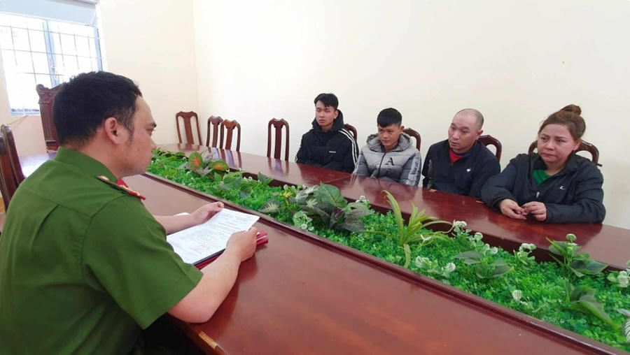 Các đối tượng trong đường dây bị công an bắt giữ