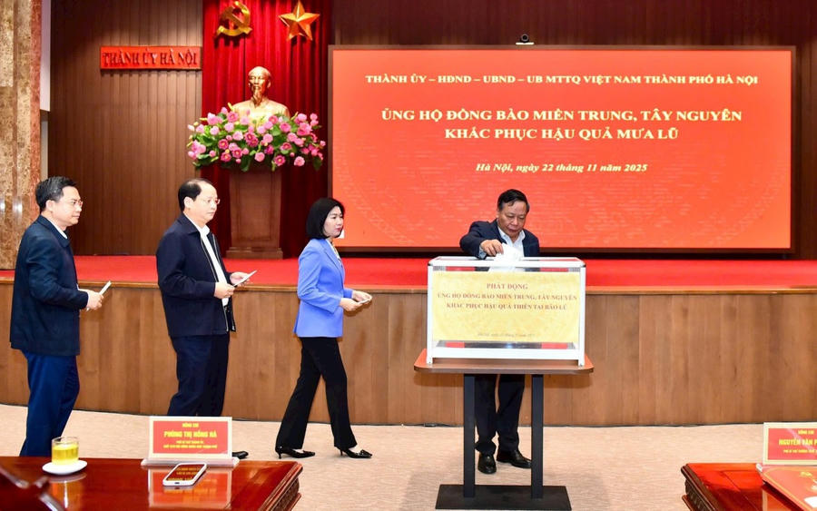 Phó Bí thư Thường trực Thành ủy Nguyễn Văn Phong, Phó Bí thư Thành ủy - Chủ tịch HĐND thành phố Phùng Thị Hồng Hà cùng các lãnh đạo ban Đảng Thành ủy ủng hộ đồng bào các tỉnh miền Trung và Tây Nguyên.