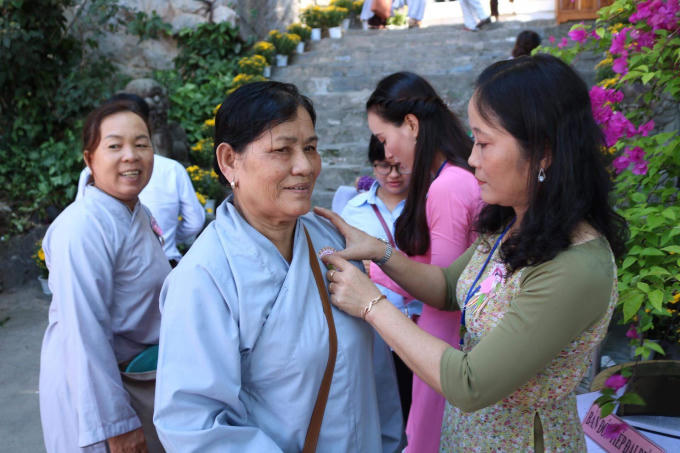 Đông đảo du khách, người dân tham gia lễ hội.