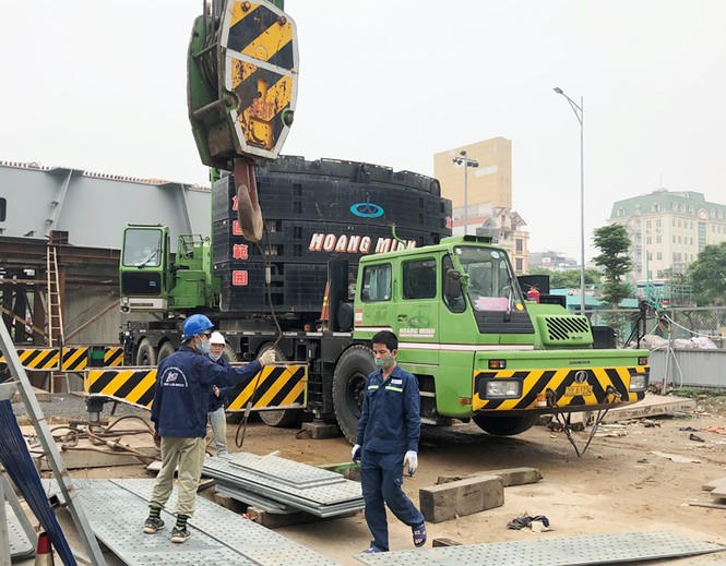 Công trường giao thông hối hả thi công sau khi dỡ lệnh 'đóng cửa' - ảnh 3