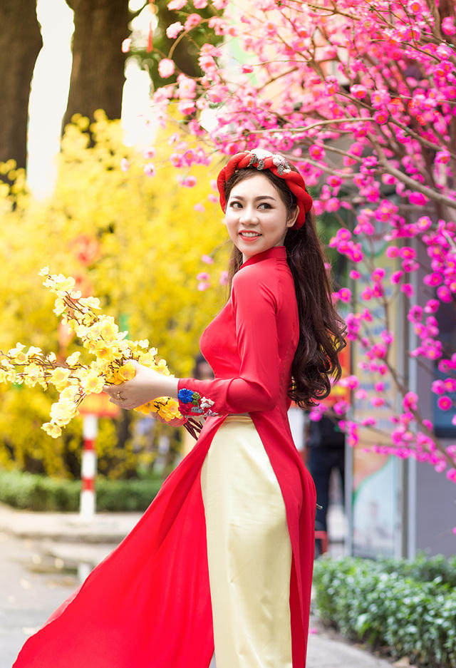 Thiếu nữ S&agrave;i G&ograve;n t&igrave;m hiểu về tục xin chữ đầu xu&acirc;n