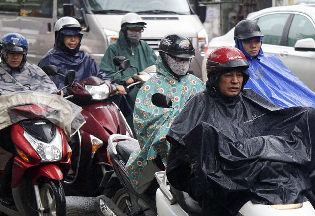 Đợt mưa lạnh ở thủ đô Hà Nội kéo dài đến nay đã gần 3 ngày liên tục. Vào các thời điểm đầu giờ sáng và cuối giờ chiều, học sinh, công chức rất vất vả vì nạn tắc đường trầm trọng. Người đi đường thường xuyên phải nhích từng mét trên những đoạn đường ách tắc.