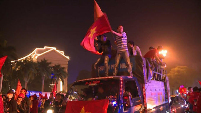 Người dân ăn mừng chiến thắng ở trận bán kết với đối thủ Qatar.