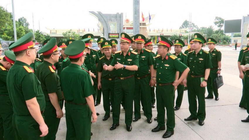 Đoàn công tác Bộ Quốc phòng do Thượng tướng Nguyễn Trường Thắng - Ủy viên Trung ương Đảng, Ủy viên Quân ủy Trung ương, Thứ trưởng Bộ Quốc phòng làm trưởng đoàn