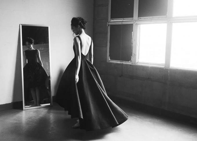 Hạ Vi đẹp hút hồn trong bộ ảnh khoe vai trần sexy