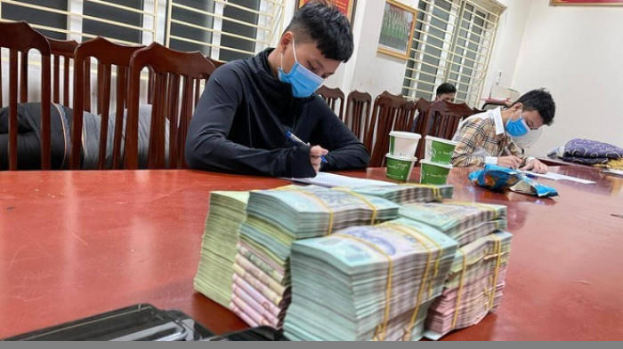 Các đối tượng và tang vật tại cơ quan công an