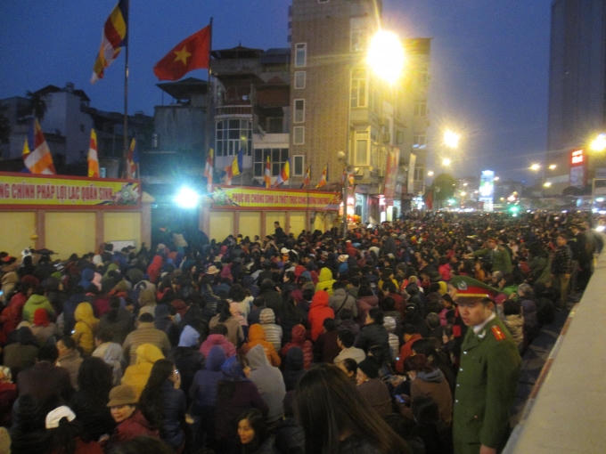 Mặc dù còn gần tiếng đồng hồ nữa mới đến giờ làm lễ, nhưng phố Tây Sơn đã thành biển người. (Ảnh: Thu Hường)