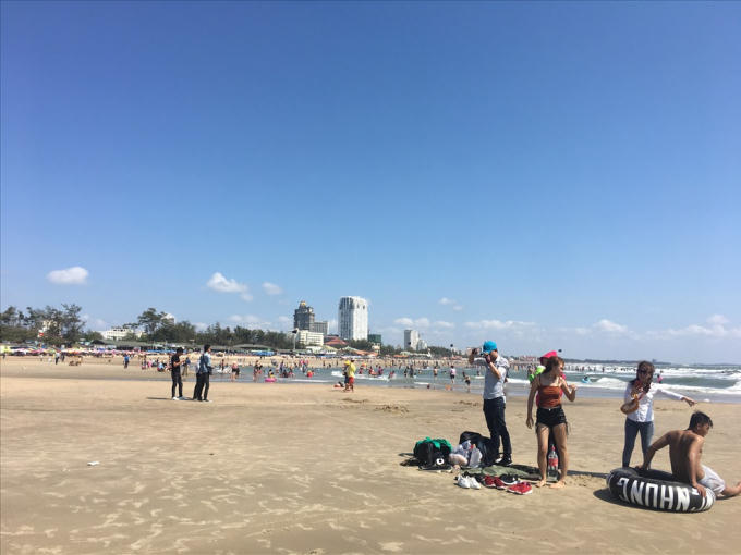 Du kh&aacute;ch tắm biển tại b&atilde;i Th&ugrave;y V&acirc;n, TP. Vũng T&agrave;u.