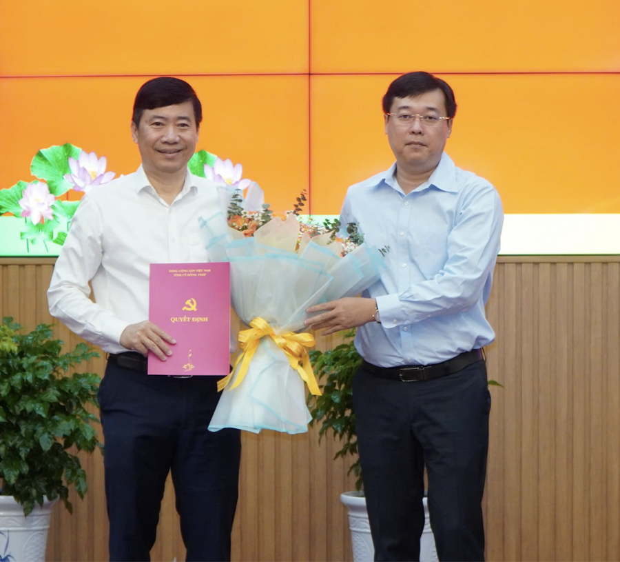 Đồng chí Lê Quốc Phong - Ủy viên Ban Chấp hành Trung ương Đảng, Bí thư Tỉnh ủy trao quyết định cho đồng chí Phạm Thiện Nghĩa