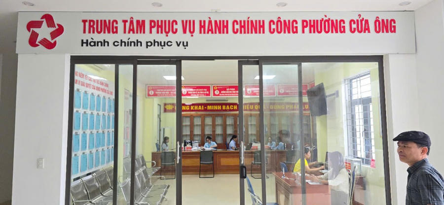 Công dân đến làm thủ tục tại Trung tâm Hành chính công phường Cửa Ông, tỉnh Quảng Ninh. Ảnh: Nguyễn Quang.