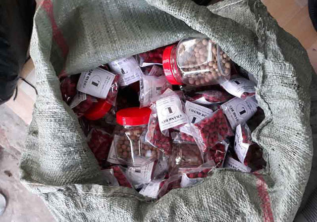 Thuốc trị tiểu đường không rõ nguồn gốc của gia đình bà Hoa bị cơ quan chức năng thu giữ hôm 8./3 (Dân trí)