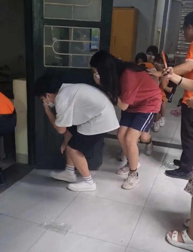 Hướng dẫn cách cúi khom người xuống đất khi trong phòng bị cháy để thoát thân và cách nổi trên mặt nước nếu như bị đuối nước.
						
							
								
									
								
								
									 
								
							
						
						
					
				
			
			Hướng dẫn cách cúi khom người xuống đất khi trong phòng bị cháy để thoát thân và cách nổi trên mặt nước nếu như bị đuối nước.