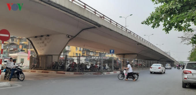 Điểm trông giữ xe gầm cầu Ngã Tư Vọng trên đường Giải Phóng.