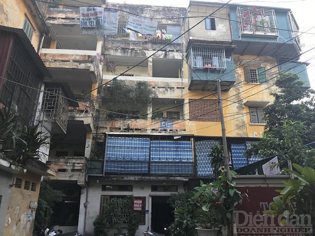 Dù đã xuống cấp trầm trọng nhưng các căn hộ tại Khu tập thể Thành Công vẫn được người dân rao bán với giá hơn 30 triệu đồng/2, tương đương giá căn hộ chung cư cao cấp mới 
