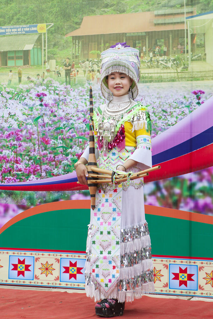 Những nét duyên dáng của các cô gái dân tộc Mông về tham gia ngày hội.