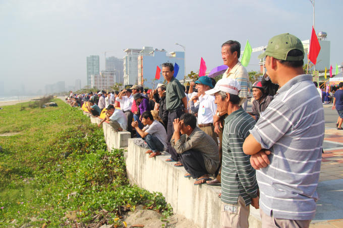 Mặc dù lễ hội diễn ra trong thời tiết nắng nóng gay gắt nhưng người dân nơi đây vẫn kiên trì tham gia lễ hội và cổ vũ cho các đội chơi. (Ảnh: Vân Trương)