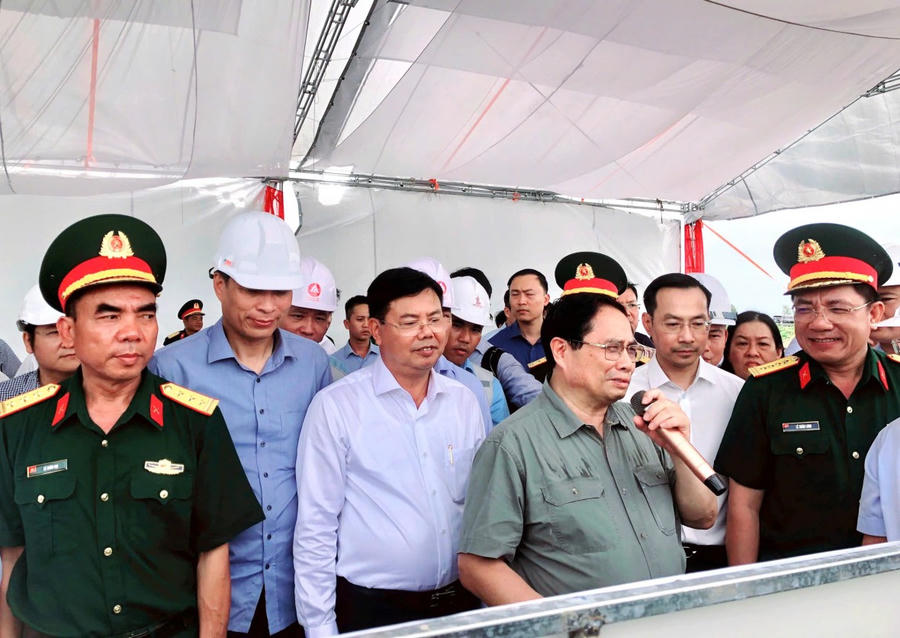 Thủ tướng kiểm tra Dự án thành phần 1 Cao tốc Châu Đốc - Cần Thơ - Sóc Trăng đoạn đầu cao tốc tại An Giang (Ảnh: Khánh Thùy)