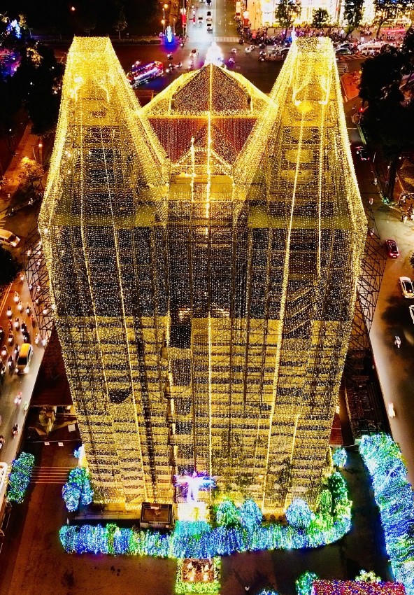 Vẻ đẹp huyền ảo tại nhà thờ Đức Bà.