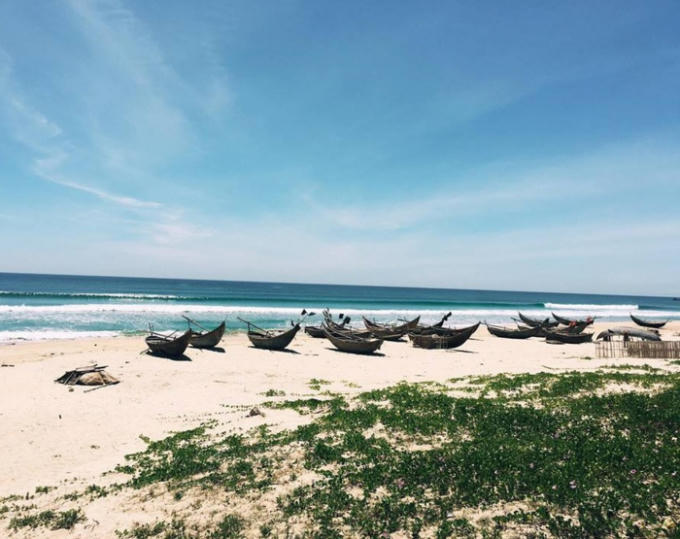 Bãi biển ngay sát làng bích họa hoang sơ và thơ mộng với cát trắng, nước trong veo và gió thổi mát lạnh. Thật lãng phí nếu đến Tam Thanh mà bạn không dành thời gian dạo chơi và ghi lại từng thước ảnh trong khung cảnh đẹp như tranh của bãi biển này. Ảnh: Sử Phước, Vntrip.