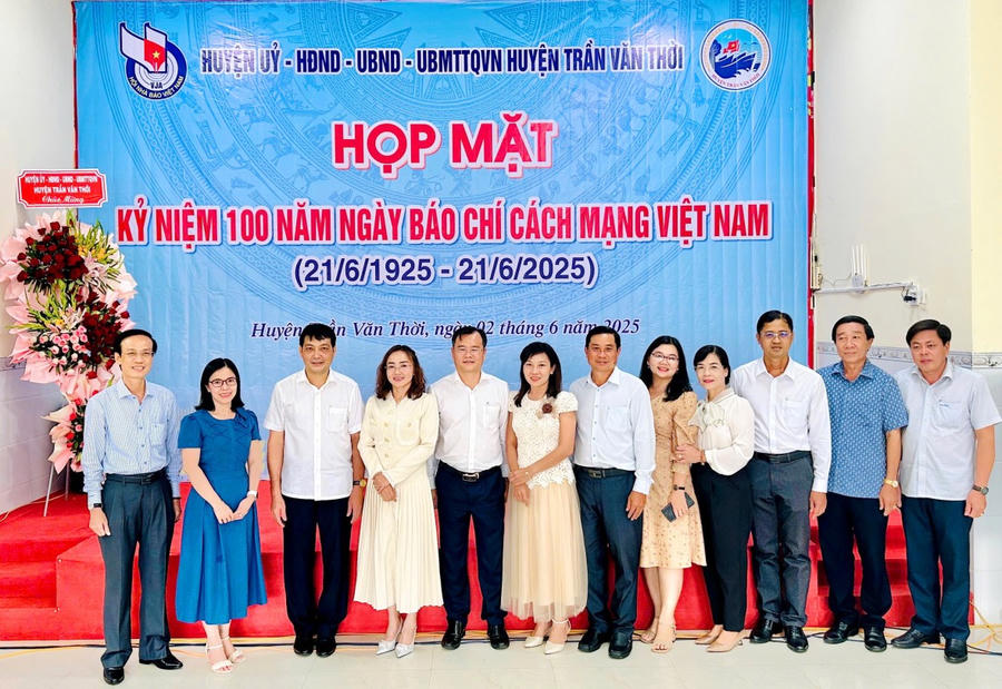 Lãnh đạo Huyện ủy - HĐND - UBND - UBMTTQ Việt Nam chụp ảnh lưu niệm với Phóng viên, Biên tập viên, Nhà báo của Trung ương và địa phương.