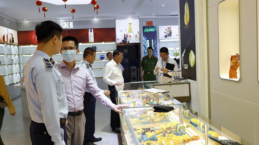 Một số cửa hàng có nhiều vi phạm đã bị đoàn kiểm tra dừng hoạt động.