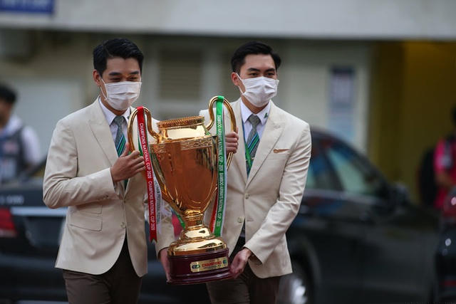 Cúp quốc gia được mang ra sân Hàng Đẫy chờ đón nhà vô địch 2020
