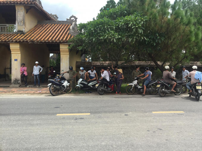 Nhiều người dân tập trung theo dõi sự việc.