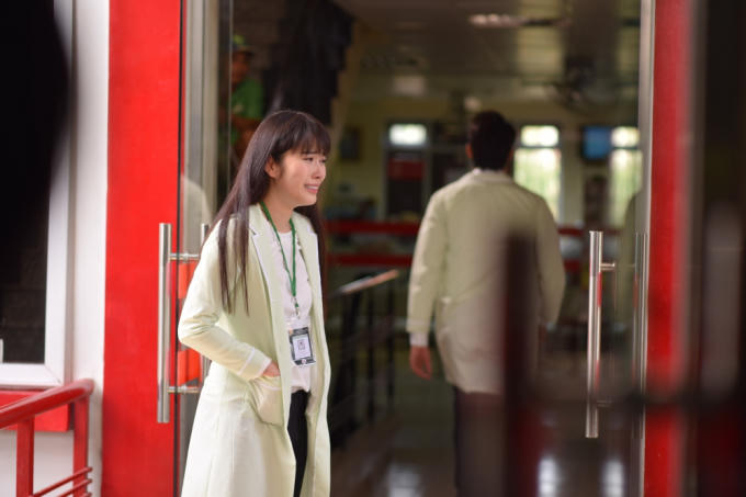 Bộ phim xoay quanh câu chuyện vô cùng thú vị, bất đắc dĩ trở thành ngờ thứ 3 trong câu chuyện tình giữa chàng bác sĩ điển trai, cô thực tập sinh Nam Em liệu có vững vàng để tiếp tục “chiến đấu” với những khó khăn trong cuộc sống?