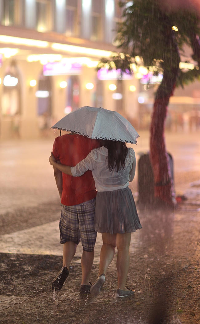 Người d&acirc;n Thủ đ&ocirc; nh&aacute;o nh&aacute;c giữa cơn mưa lớn ng&agrave;y khai trương phố đi bộ