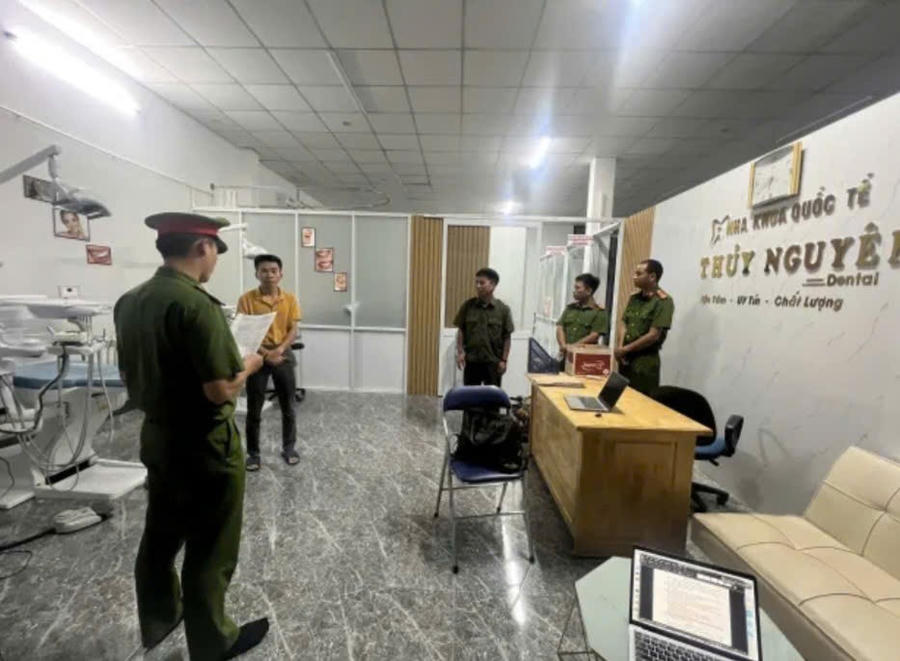 Cơ quan điều tra thi hành lệnh khám xét nơi làm việc của các đối tượng. Ảnh: Khánh Phúc