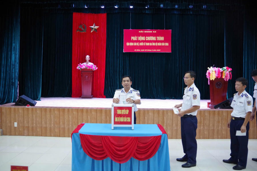 Cán bộ, chiến sĩ Hải đoàn 42 tham gia ủng hộ nhân dân Cuba