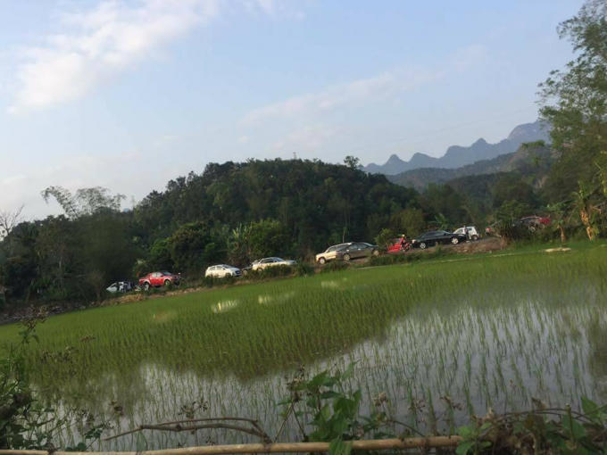 Người dân vô cùng bàng hoàng khi phát hiện 3 người tử vong trong ô tô, trong đó có 2 người lớn và 1 trẻ nhỏ 9 tháng tuổi.