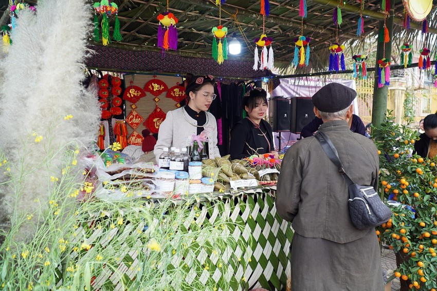 Gian hàng thổ cẩm và ẩm thực. (Ảnh: P. Họ).