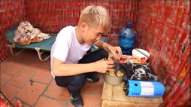 Hưng Vlog quyết định sống thử trong căn nhà bằng vỏ lon