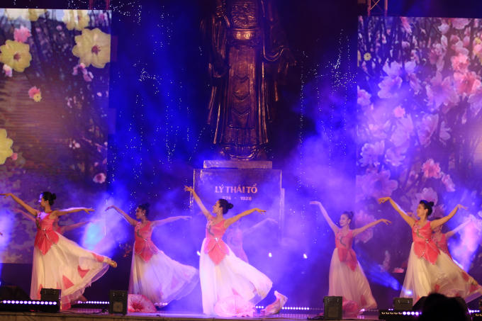 Màn múa hát “Sắc thắm đào Nhật Tân” đưa khán giả đến với những hình ảnh tuyệt đẹp về hoa đào Nhật Tân - một loài hoa đẹp và rất đặc trưng của Hà Nội mỗi dịp Tết đến, xuân về.