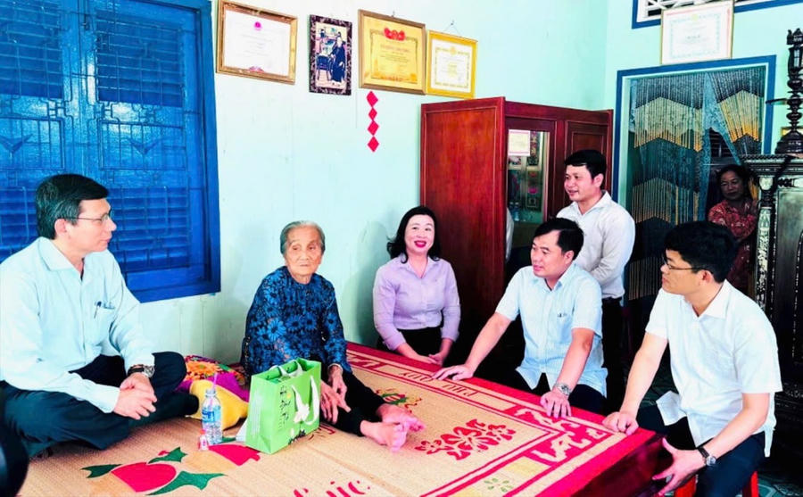 Phó Chủ nhiệm Văn phòng Quốc hội Nguyễn Mạnh Hùng cùng đoàn thăm, tặng quà Bà mẹ Việt Nam Anh hùng Võ Thị Xê.