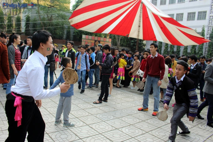 Thú vị với trò đánh cầu lông bằng vợt bóng bàn. (Ảnh: Đức Biên)