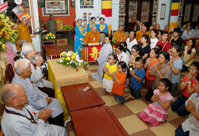 Con cháu chúc thọ ông bà, cha mẹ tại Tổ Đình Vạn Thọ - quận 1.