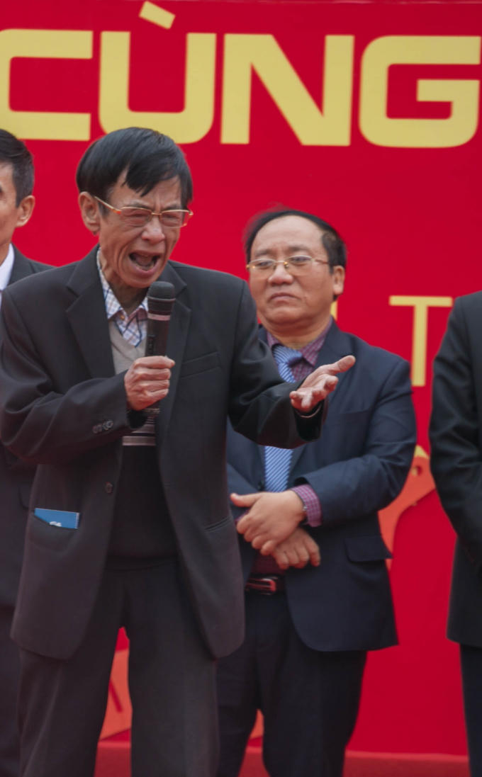 Nhà thơ Hoàng Nhuận Cầm cảm xúc trong bài thơ Phương ấy…, khiến nhiều người nhớ đến bộ phim Mùi cỏ cháy nổi tiếng mà ông là tác giả kịch bản.