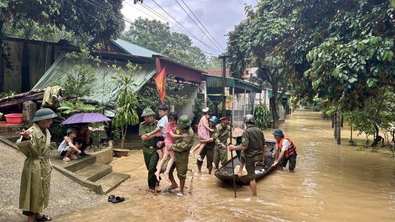 Mưa lớn do bão số 10 gây ra ngập úng tại nhiều địa phương. Ảnh: VGP