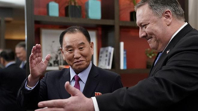 Ngoại trưởng Mỹ Mike Pompeo đứng cùng Phó chủ tịch đảng Lao động Triều Tiên Kim Yong Chol, nhà đàm phán chính của Triều Tiên về vấn đề hạt nhân với Mỹ, vào ngày 18/1.
