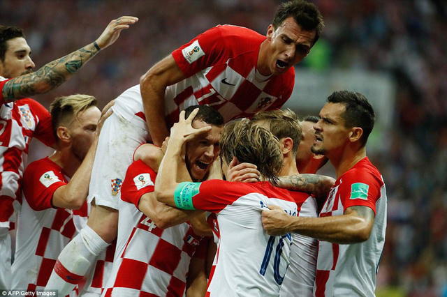 Croatia ăn mừng bàn gỡ hòa 1-1 cho Perisic ở phút 28