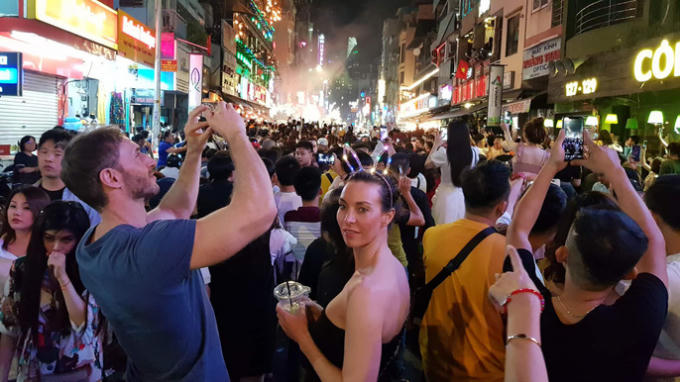 Các hàng quán không còn một chỗ trống, phải xếp bàn ghế ra giữa đường để có chỗ cho khách ngồi.