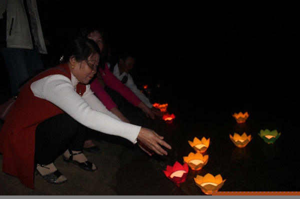 Biển Cẩm Nhượng chiều tối tháng 3 gió thổi mạnh và rất lạnh, những ngọn nến hoa đăng được thả xuống được gió đẩy xa ra lấp lánh tưởng nhớ về những người anh hùng đã ngã xuống, hy sinh khi giữ đảo.