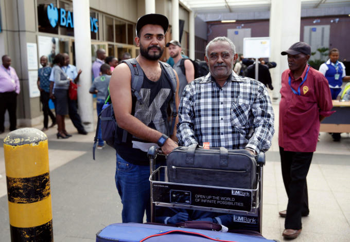 Ahmed Khalid chụp ảnh cùng bố tại sân bay Jomo Kenyatta ở Nairobi. (Ảnh: Reuters