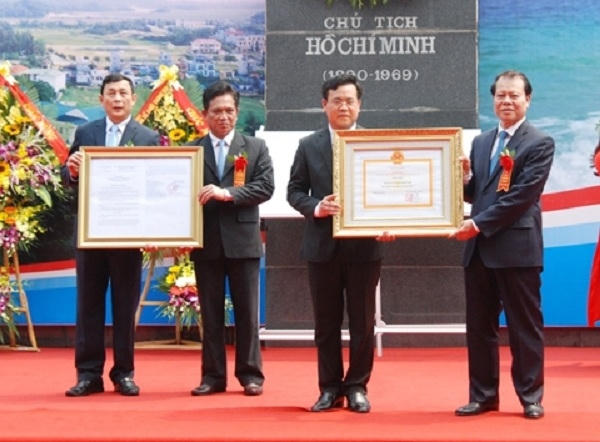 Phó Thủ tướng Chính Phủ Vũ Văn Ninh trao bằng công nhận đạt chuẩn nông thôn mới cho Đảng bộ, chính quyền và nhân dân huyện Cô Tô (ảnh Quang Thọ).