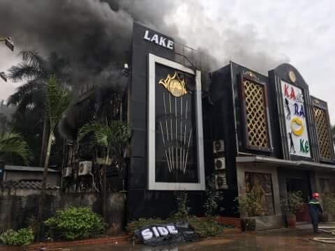 Cháy lớn tại một quán Karaoke trên đường Linh Đàm, Hoàng Mai, Hà Nội.