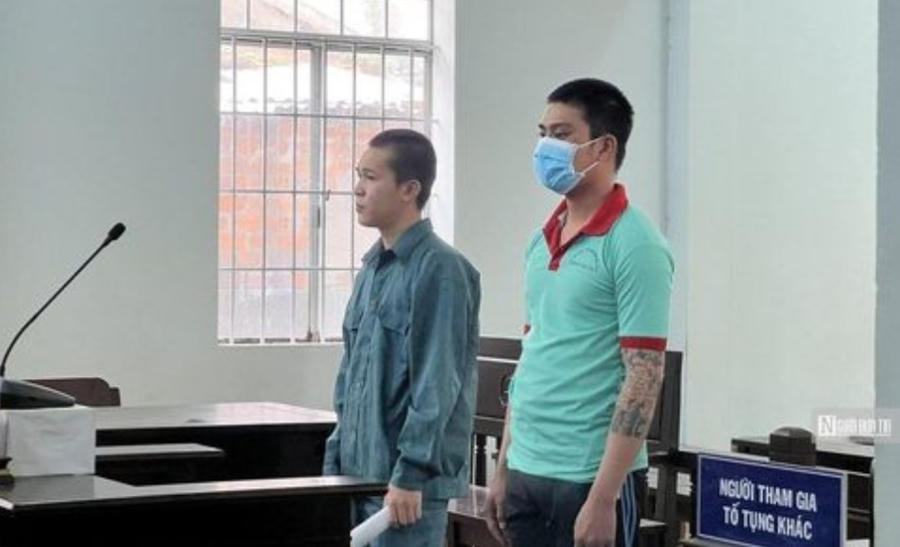 2 bị cáo trộm cắp tài sản nghe tòa tuyên án. (Ảnh: T.T)