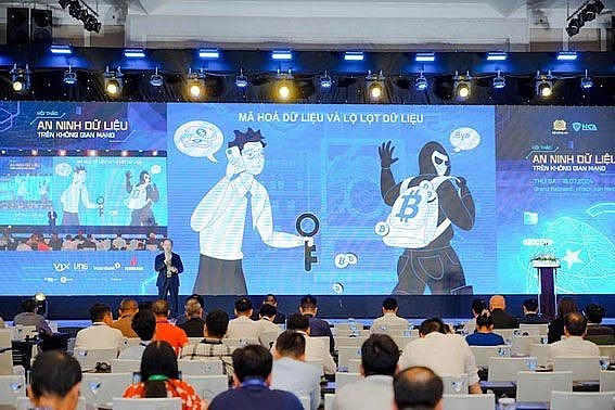 Ông Vũ Ngọc Sơn, Trưởng ban Nghiên cứu, tư vấn, phát triển công nghệ và Hợp tác quốc tế, Hiệp hội An ninh mạng quốc gia trao đổi tại một hội thảo về an ninh dữ liệu trên không gian mạng (Ảnh: HHANMQG)